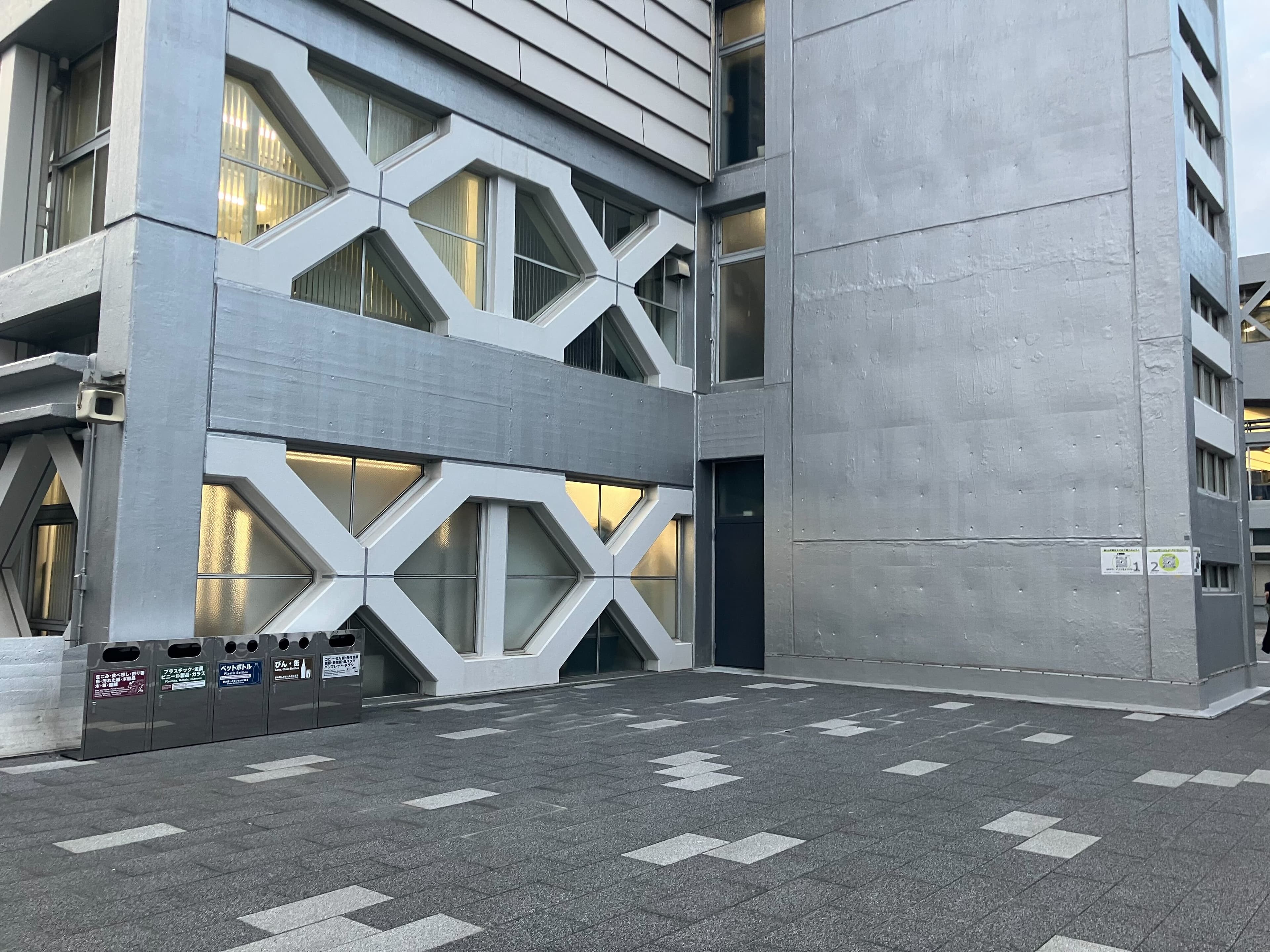 赤丸に囲まれたところにあるマーカーを読み込めば新校舎のMRが見られます！